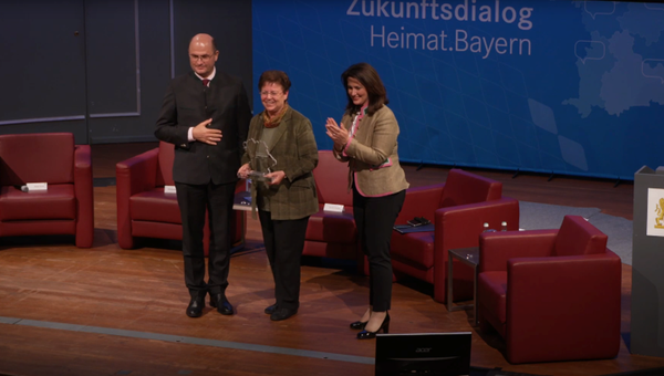 Auszeichnung von Christa Kinshofer und Beatrice Kress zur „Botschafterin Heimat.Bayern“